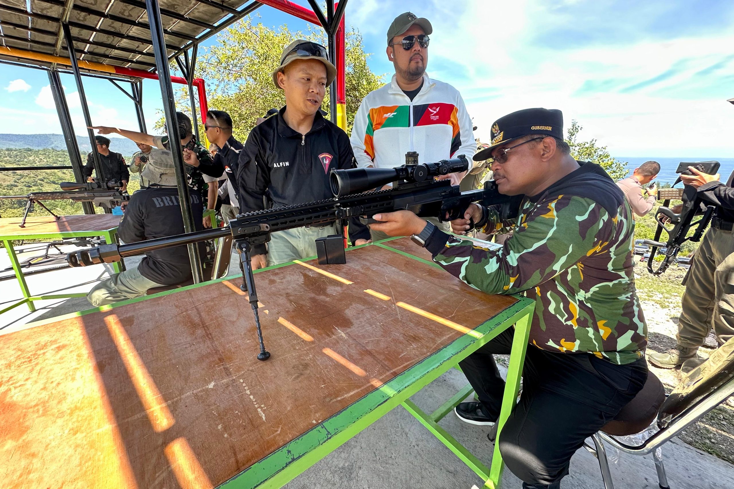 Pj Gubernur Aceh Dr, H. Safrizal, ZA, M.Si Menembak Pistol Eksekutif dalam Rangka HUT Brimob Ke-79 Tahun 2024 di Lapangan Tembak Adhi Pradana Pusat Brimob Polda Aceh, Bukit Lamreh, Kec.