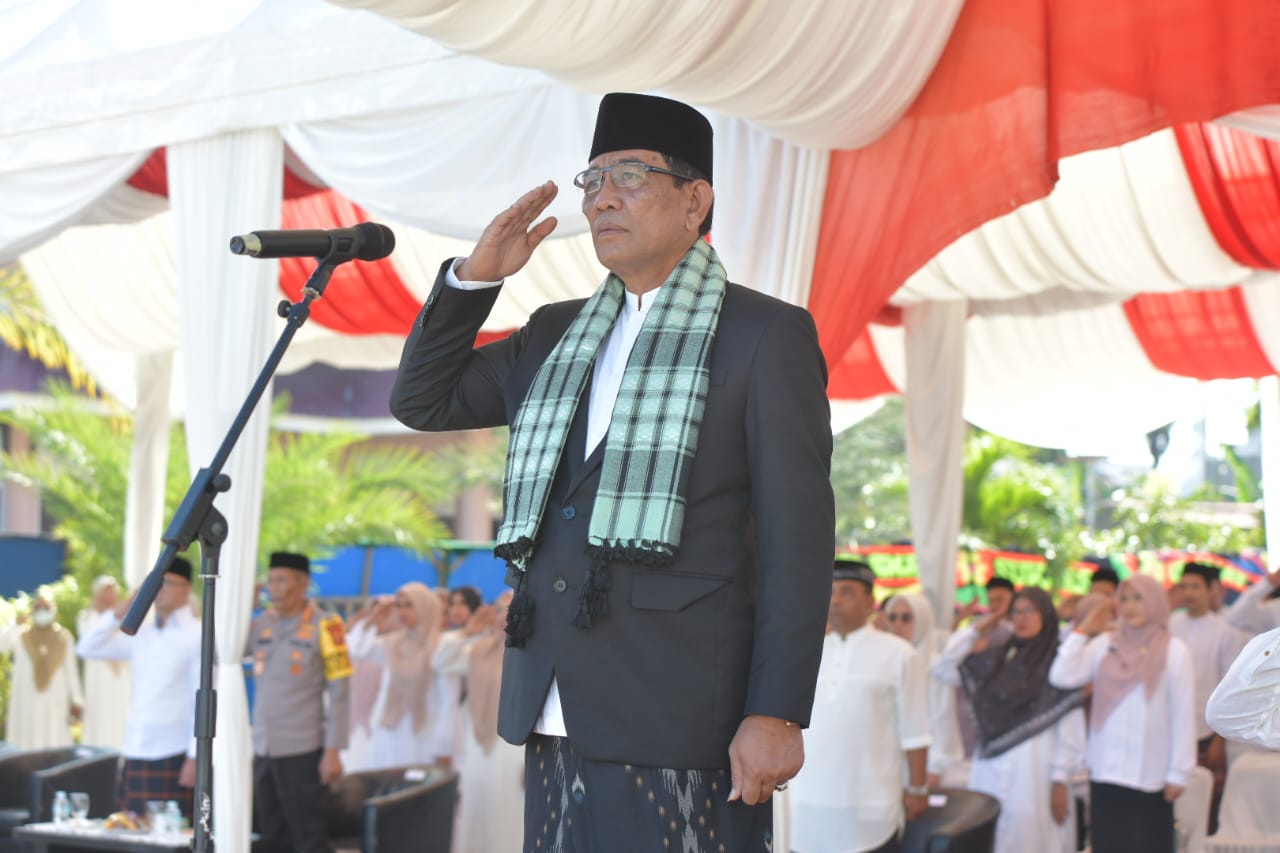 Plt. Sekda Aceh, Drs. Muhammad Diwarsyah,M. Si Menjadi Inspektur Memperingati Hari Santri Nasional ( HSN) Tahun 2024 "Menyambung Juang Merengkuh Masa Depan" di Halaman Komplek Asrama Haji, Banda Aceh, Selasa, 22/10/2024.