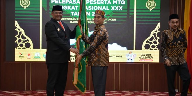 Pj. Gubernur Aceh, Dr. H. Safrizal ZA, M.Si, menyerahkan pataka kepada Kepala Dinas Syariat Islam Aceh, Zahrol Fajri, S.Ag, MH, selaku Ketua Kafilah MTQ Aceh saat melepas keberangkatan kafilah Aceh untuk berkompetisi pada ajang Musabaqah Tilawatil Quran (MTQ) tingkat nasional ke-30 yang digelar di Kota Samarinda, Provinsi Kalimantan Timur di Pendopo Gubernur Aceh, Banda Aceh, Rabu (4/9/2024).