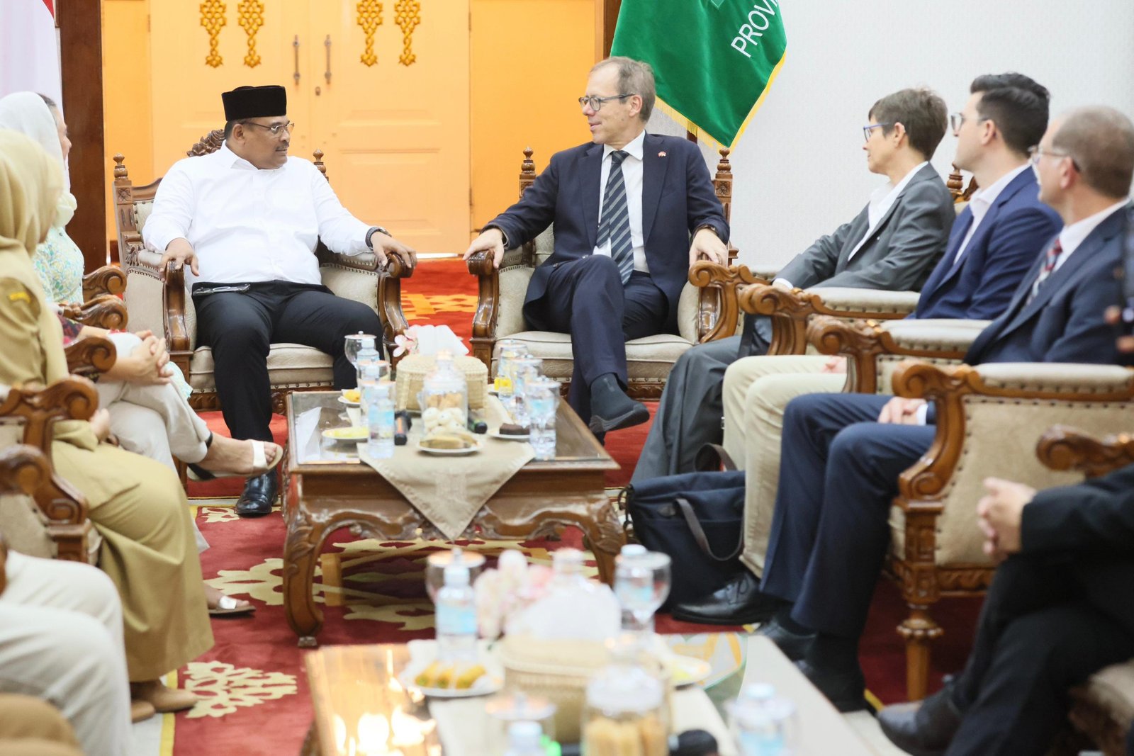 Pj Gubernur Aceh Safrizal Menerima Kunjungan Duta Besar Swiss Beserta Rombongan Dilanjutkan Makan Siang Bersama di restoran pendopo Gubernur Aceh , Senin 13/10/2024.