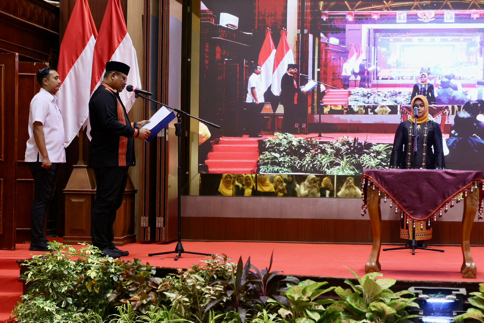 Pj Gubernur Aceh Dr, H, Safrizal, ZA, M.Si mengukuhkan penjabat Ketua Dekranasda Aceh, ketua umum FORIKAN Aceh, dan Bunda Paud Aceh, di Anjong mon Mata, 16/10/2024.