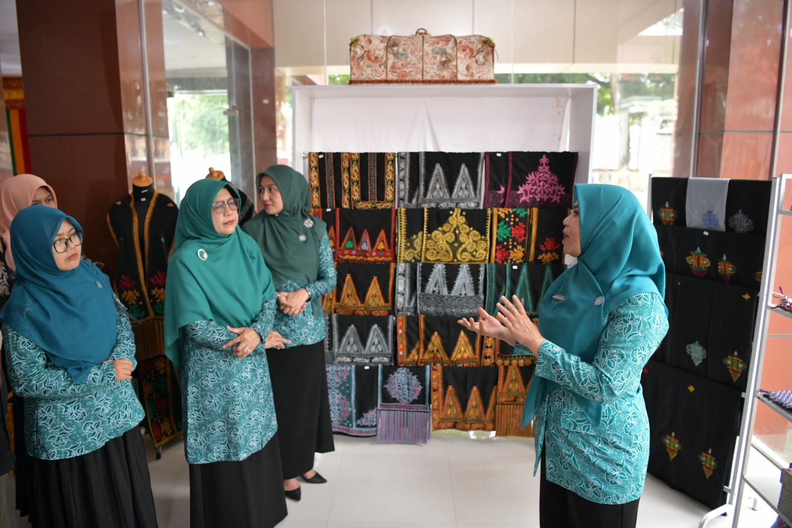 Penjabat Ketua Tim Penggerak PKK Aceh, Hj. Safriati, mengunjungi Dewan Kerajinan Nasional Daerah (Dekranasda) Kota Lhokseumawe, Sabtu, 5/10/2024