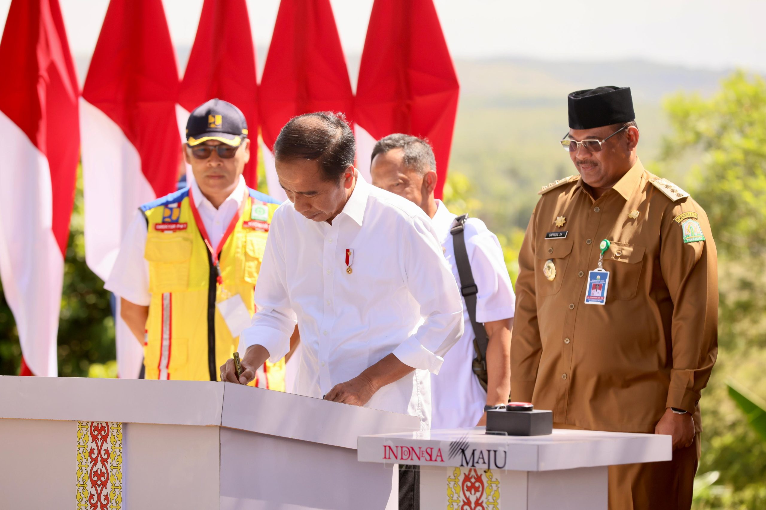 Pj Gubernur Aceh, Dr.H Safrizal, ZA, M.Si mendampingi Presiden Joko Widodo (Jokowi) meresmikan pembangunan jalan dan jembatan di 14 kabupaten/kota di Aceh yang digelar di Blang Bintang, Jalan Daerah Kecamatan Darul Imarah Aceh Besar, Selasa, (15/10/2024).