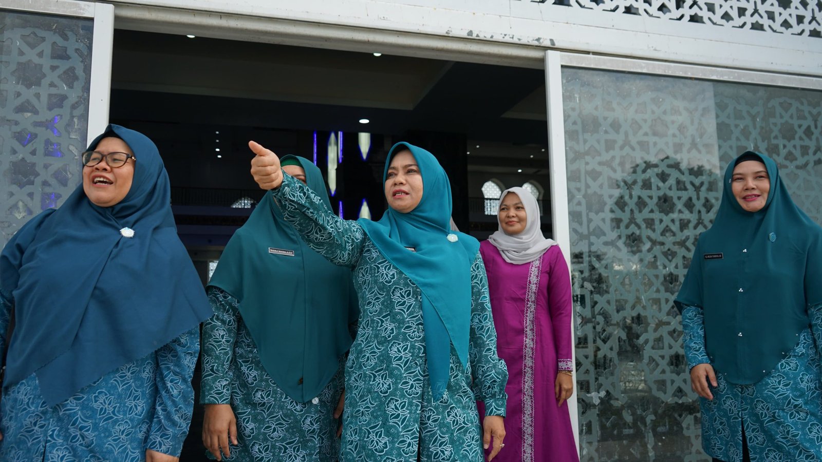 Pj Ketua Tim Penggerak PKK Aceh, Hj. Safriati, M.Si mengunjungi Masjid Baitul A'la, yang lebih dikenal sebagai Masjid Giok, di Kabupaten Nagan Raya. Kunjungan ini disambut hangat oleh Sekretaris Daerah Nagan Raya, Ardhimartga, beserta pimpinan SKPK, Tim Penggerak PKK, dan Dharma Wanita Nagan Raya.