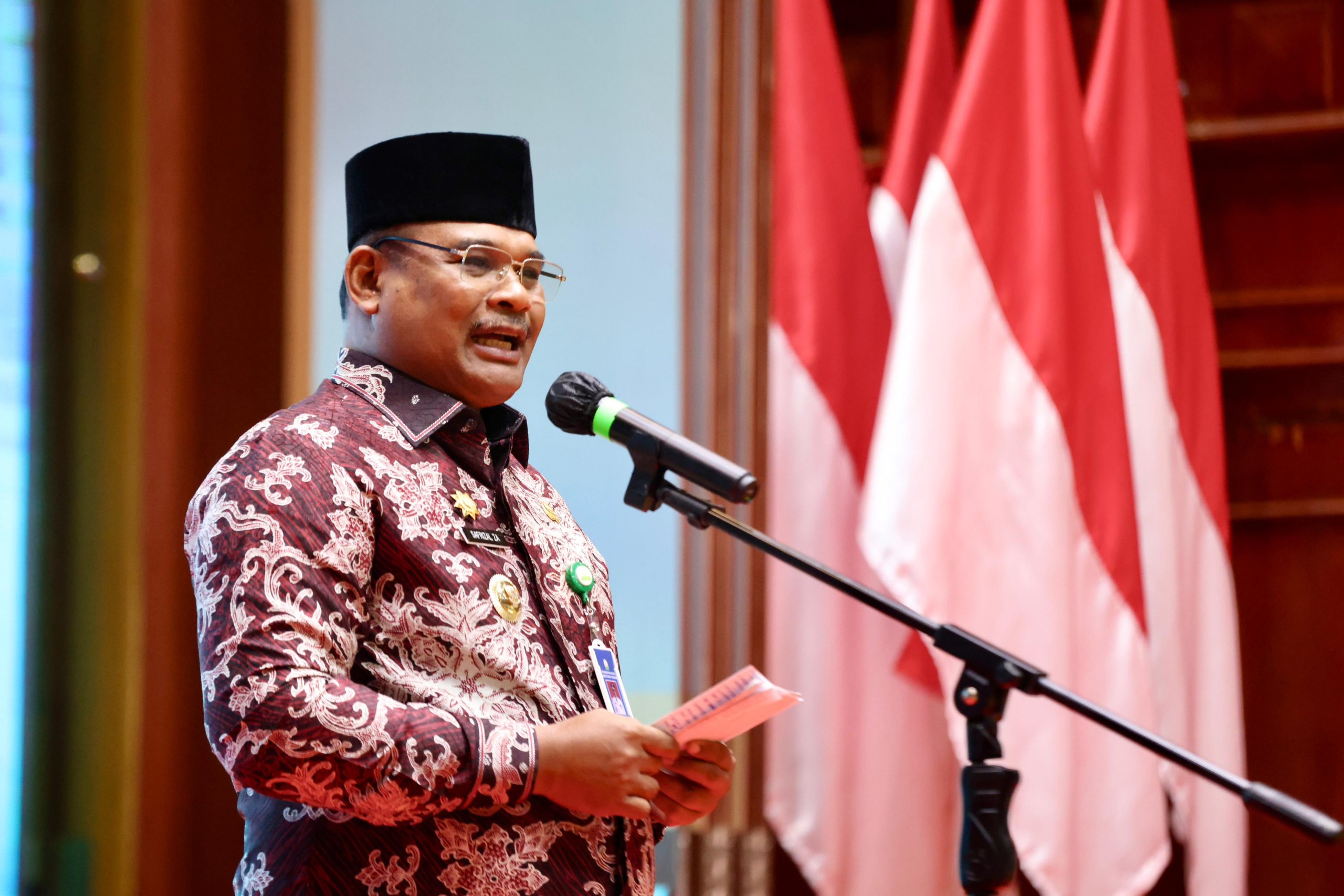 Penjabat Gubernur Aceh, Dr. H. Safrizal ZA, M.Si, memberi sambutan pada acara Pelantikan dan Rapat Kerja Pengurus Badan Koordinasi Himpunan Mahasiswa Islam (BADKO HMI) Aceh periode 2024-2026, di Anjong Mon Mata Pendopo Gubernur Aceh, Rabu, 16/10/2024.