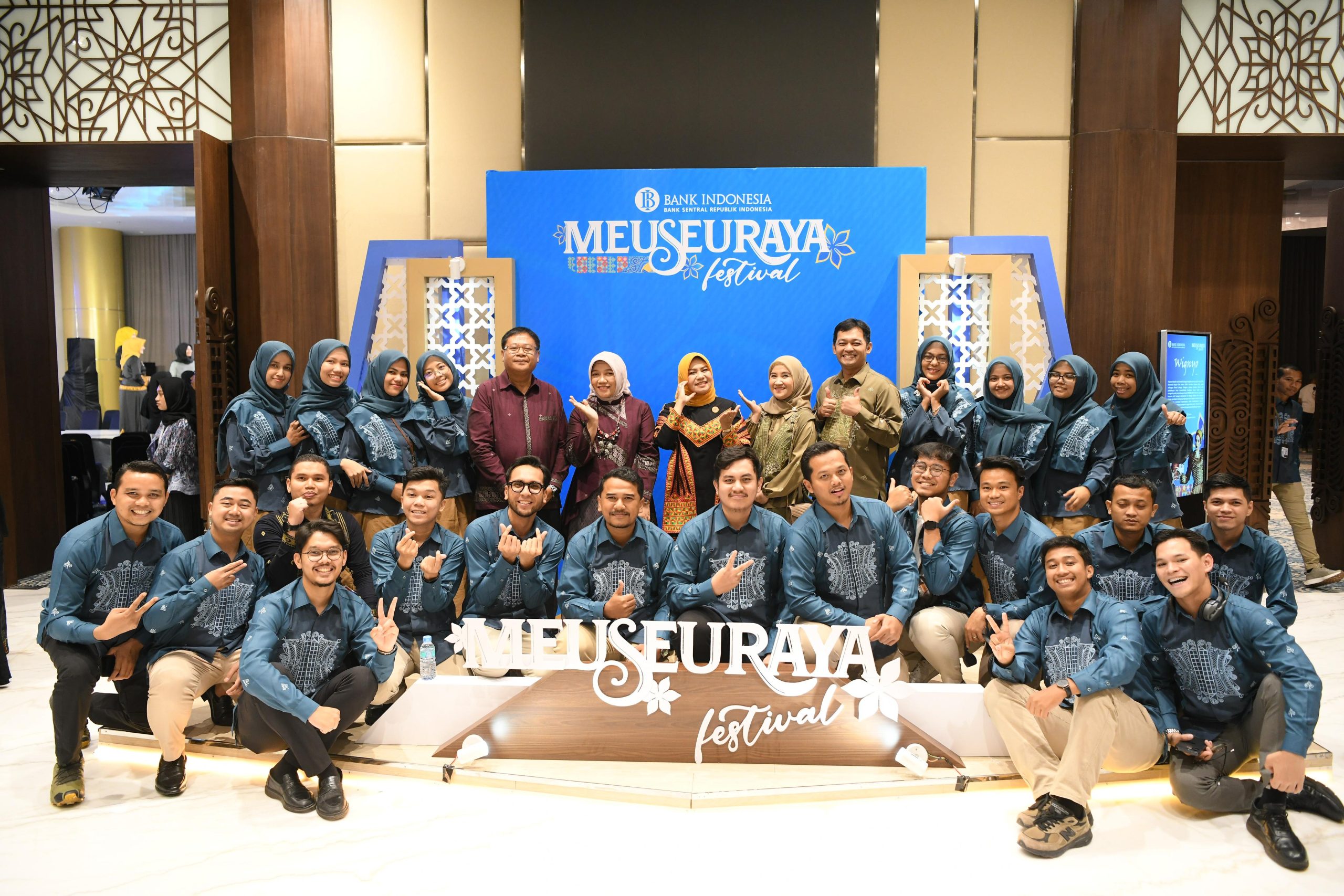 Pj Ketua Dekranasda Aceh, Hj, Safriati, S.Si, M.Si didampingi ketua harian Dekranasda Aceh Sukmawati, menghadiri Pagelaran Busana Pesona Wastra dalam Meuseuraya Festival 2024, yang digelar Perwakilan Bank Indonesia Provinsi Aceh di Gedung Landmark BSI, Banda Aceh, Jumat 18 Oktober 2024.