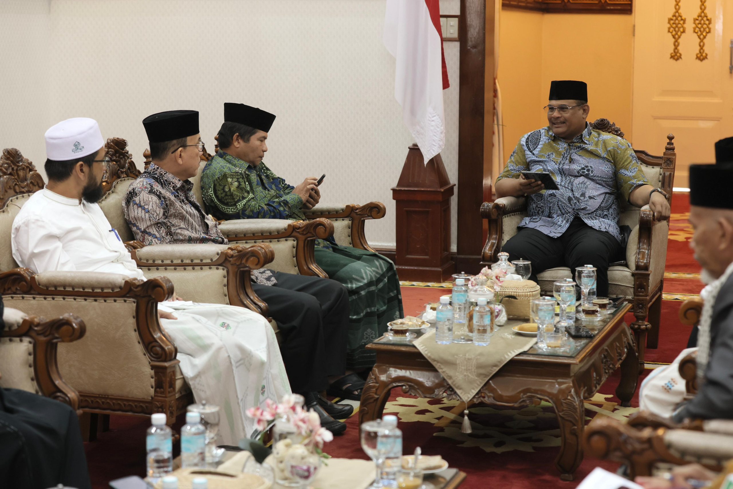 Pj Gubernur Aceh Dr, H. Safrizal, ZA, M.Si menerima Silaturrahmi ketua MPU Aceh dan rombongan di Pendopo Gubernur Aceh, Kamis 24/10/2024.