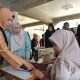 Pj Ketua Dekranasda Aceh, Hj. Safriati, S.Si, M. Si, memberikan pembinaan terhadap kerajinan tas bordir di Gampong Meunasah Aron, Kecamatan Muara Batu, Aceh Utara, pada Kamis, (24/10/2024).