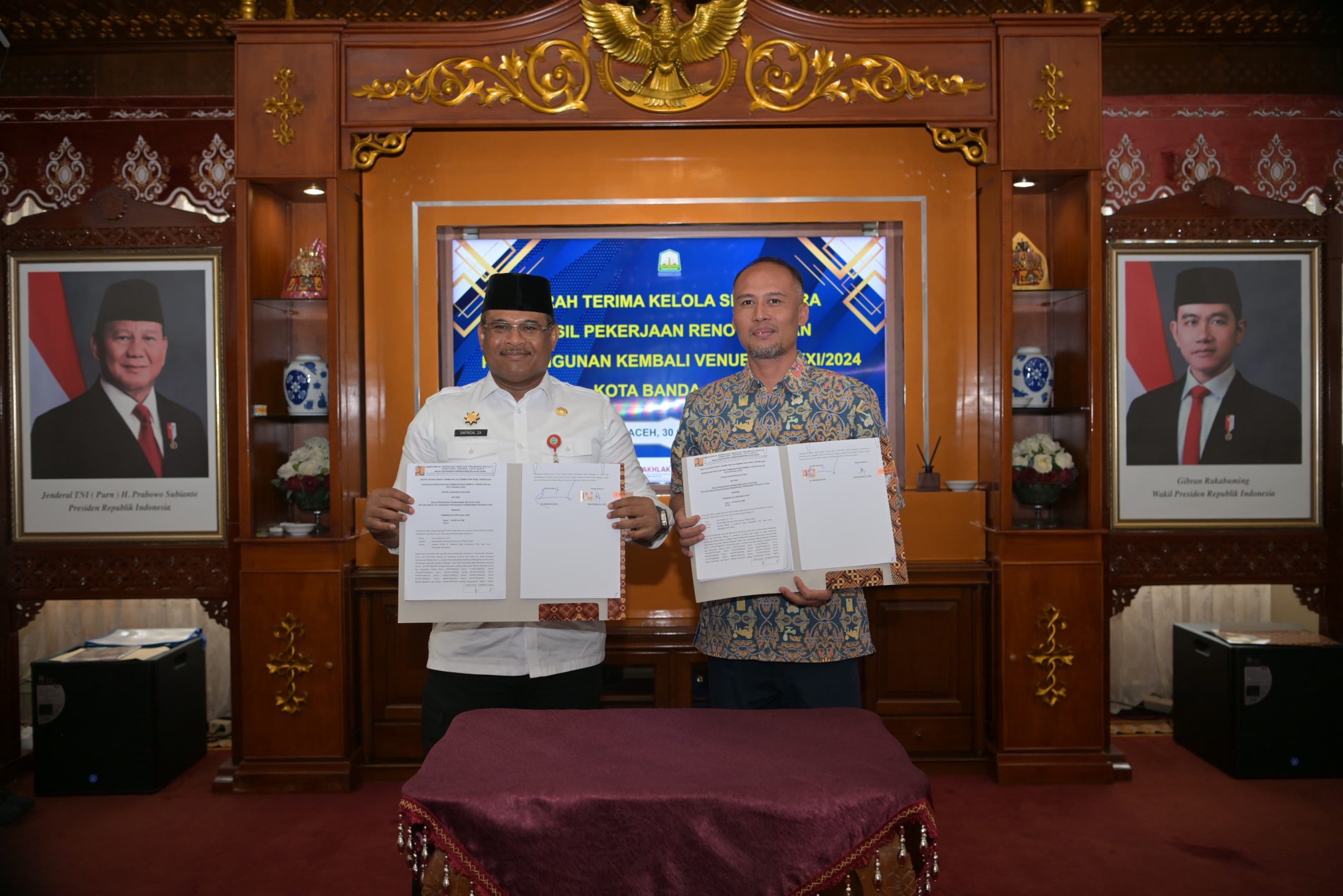 Pj Gubernur Aceh Dr, H, Safrizal, ZA, M.Si melakukan penandatanganan Serah Terima Kelola Sementara Hasil Pekerjaan Renovasi Pembangunan Kembali Venue PON XXI/2024, di ruang tengah Meuligoe Gubernur Aceh, Rabu (30/10/2024)
