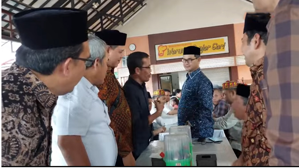 Kepala Dinas Syariat Islam Aceh Zahrol Fajri saat bersama Khafilah MTQ Aceh jamuan HIMA di Samarinda