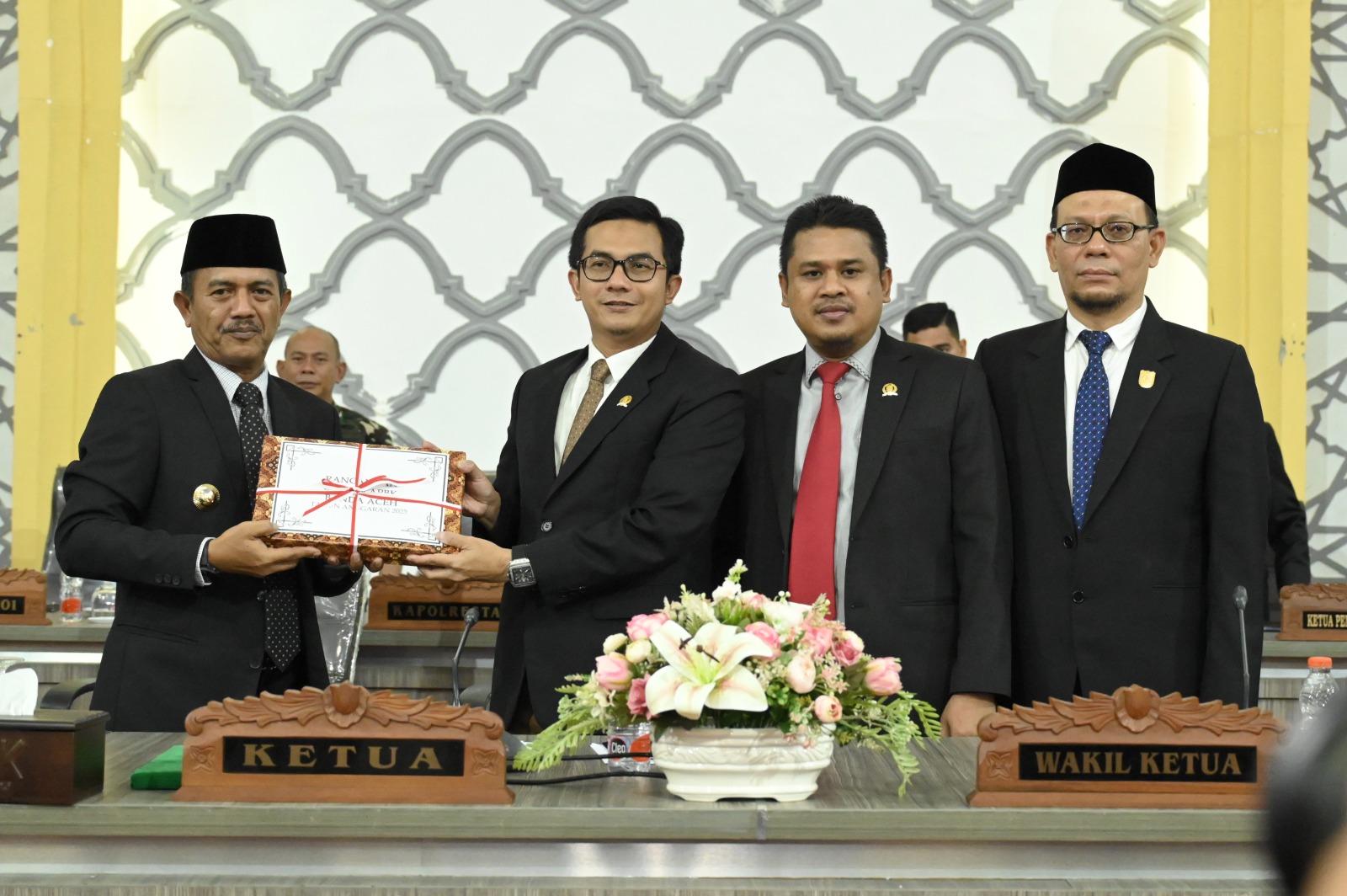 Rapat parpurna dalam rangka penyampaian penjelasan dan penyerahan secara resmi rancangan qanun APBK Banda Aceh tahin 2025 di sidang utama DPRK Banda Aceh. Jum’at (08/11/2024). Dok Humas DPRK Banda Aceh/ Riza Azhari
