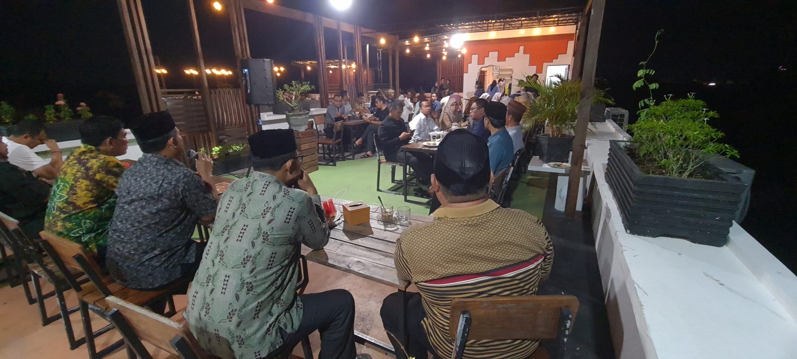 PALANGKA RAYA - Pelaksana Tugas Sekretaris Daerah Aceh Muhammad Diwarsyah, bersama Istri Sukmawati, yang juga menjabat sebagai Ketua Dharma Wanita Persatuan Aceh, berkunjung dan memberi semangat kepada Kafilah Aceh, yang mengikuti MTQ Korpri VII Nasional Palangka Raya, di T'Tara Coffee Aceh, Jum'at (8/11/2024) malam.