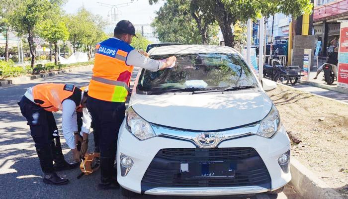 Parkir Sembarangan, Dishub Banda Aceh Gembok Sejumlah Mobil