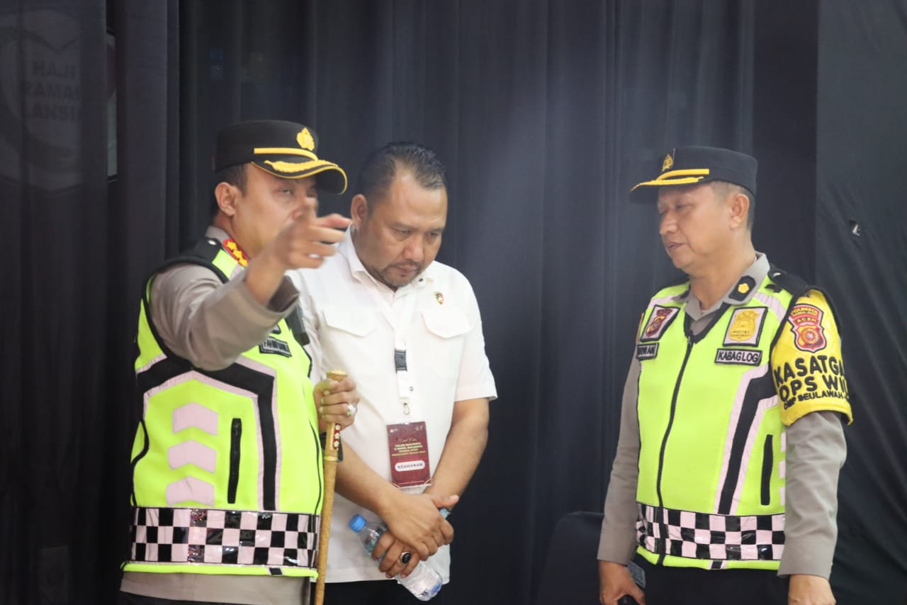 Kapolresta Banda Aceh sedang memberikan arahan untuk pengamanan Debat Calon Walikota dan Wakil Walikota Banda Aceh di Asrama Haji