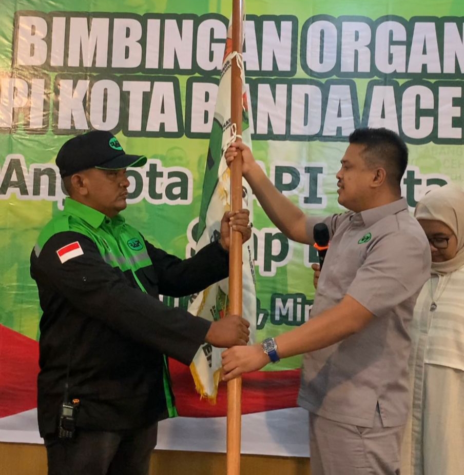Ketua Radio Antar Penduduk Indonesia (RAPI) Kota Banda Aceh, Daniel Abdul Wahab/JZ01ADH, secara resmi mengukuhkan Juanda/JZ01ACB sebagai Komandan Satuan Tugas (Satgas) RAPI Banda Aceh untuk sisa periode 2024-2026 menggantikan Oki Framedis Hidayat/JZ01ADJ yang sebelumnya memimpin Satgas RAPI di Lading Hotel Banda Aceh, Minggu (10/11/2024).