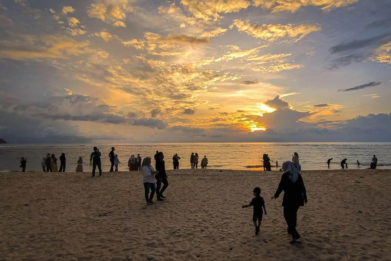 Masyarakat menikmati sunset di pantai Lhoknga