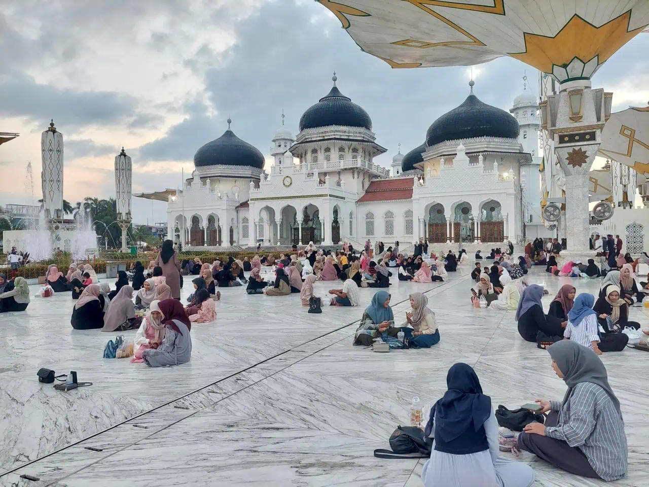 Masyarakat berakhir Pekan di Masjid Raya Baiturrahman Banda Aceh