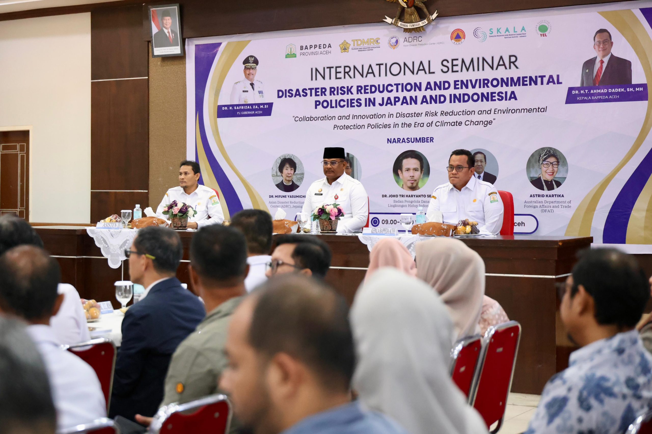 Penjabat Gubernur Aceh Dr. H. Safrizal ZA, M.Si., memberi sabutan sekaligus membuka Seminar Internasional Kebijakan Pengurangan Resiko Bencana dan Lingkungan di Jepang dan Indonesia, di Aula Kantor Bappeda Aceh, Rabu, 6/11/2024