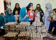 Pj Ketua PKK Aceh Serahkan Bantuan Telur di Gampong Balohan untuk Dukung Pemberantasan Stunting