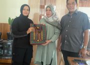 Terima Cinderamata dari LO, Plt Sekda Apresiasi Pendampingan Disdik Kalteng