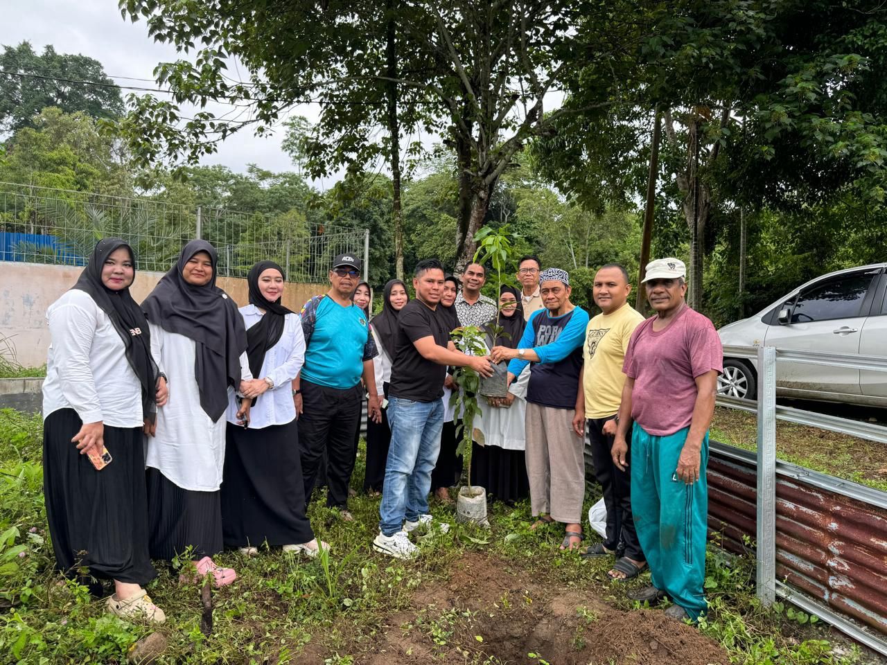 Sembilan mahasiswa Pascasarjana Universitas Iskandar Muda (Unida) Banda Aceh menanam pohon di halaman Kampus Lamteuba, Aceh Besar, pada Minggu (10/11/2024).