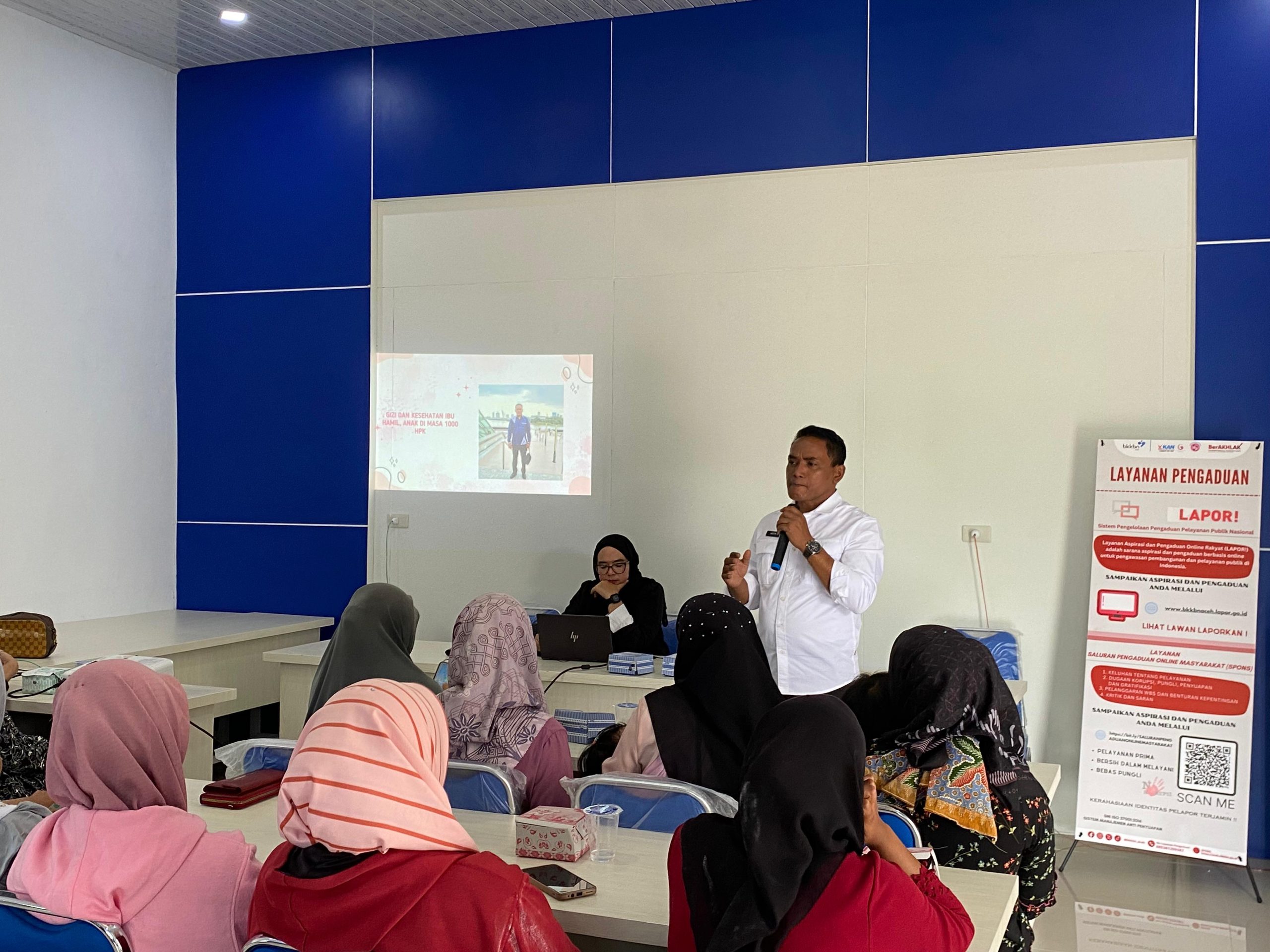 Kepala Dinas Kesehatan Bener Meriah, Hasyimi IB, SKM, M.Kes saat memberikan pelatihan kepada kader posyandu