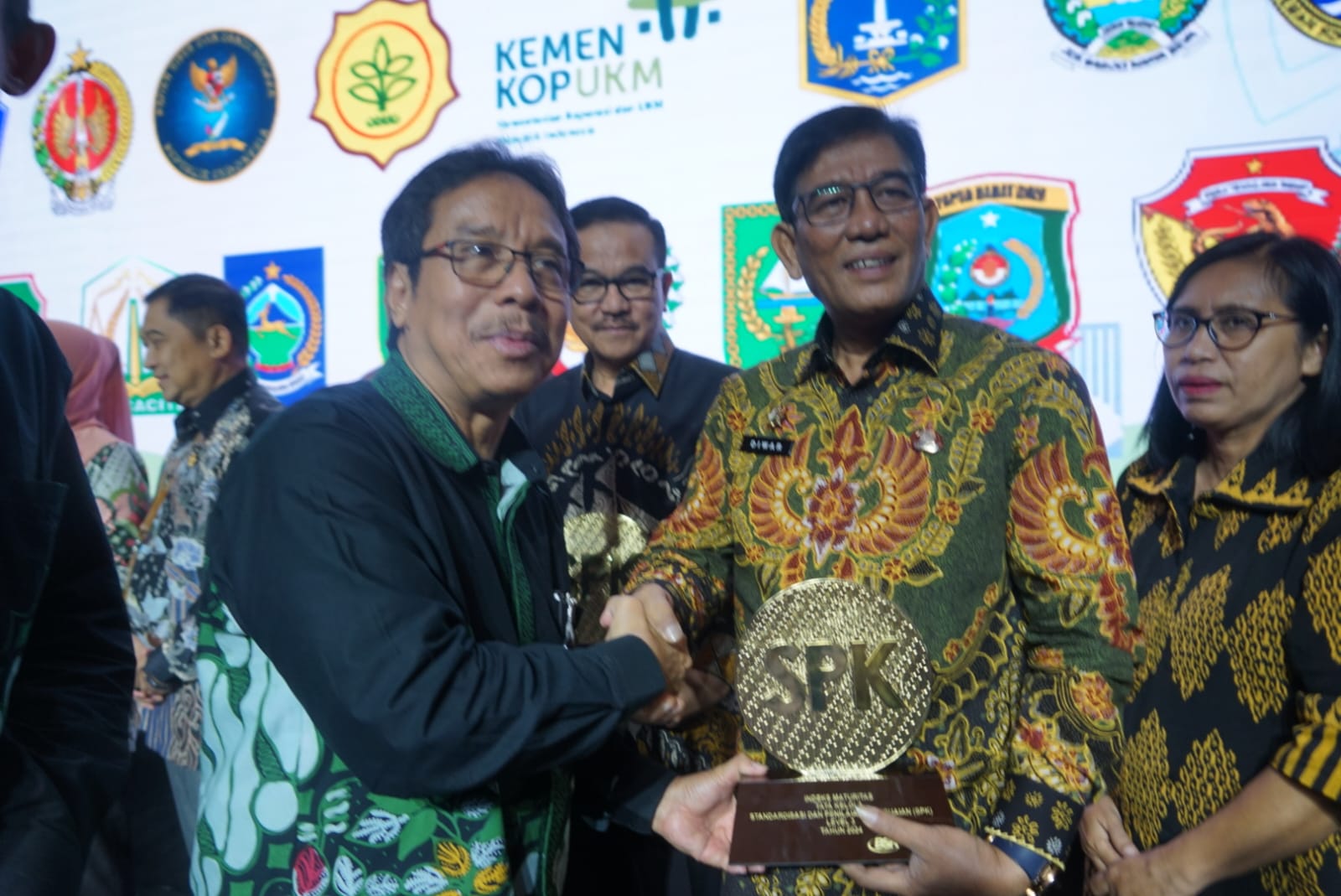 Plt Sekretaris Daerah (Sekda) Aceh, Drs. Muhammad Dirwansyah, M.Si saat menerima dari Badan Standarisasi Nasional (BSN) di Jakarta Convention Centre (JCC), Jalan Gatot Subroto, Senayan, Jakarta Pusat, Rabu, 20 November 2024. (Foto: Humas BPPA)