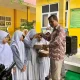 Kepala Dinas Pangan, Pertanian, Kelautan, dan Perikanan (DP2KP) Banda Aceh, Muhammad Nurdin membagikan paket makan bergizi gratis berbasis ikan kepada siswa/siswi SD