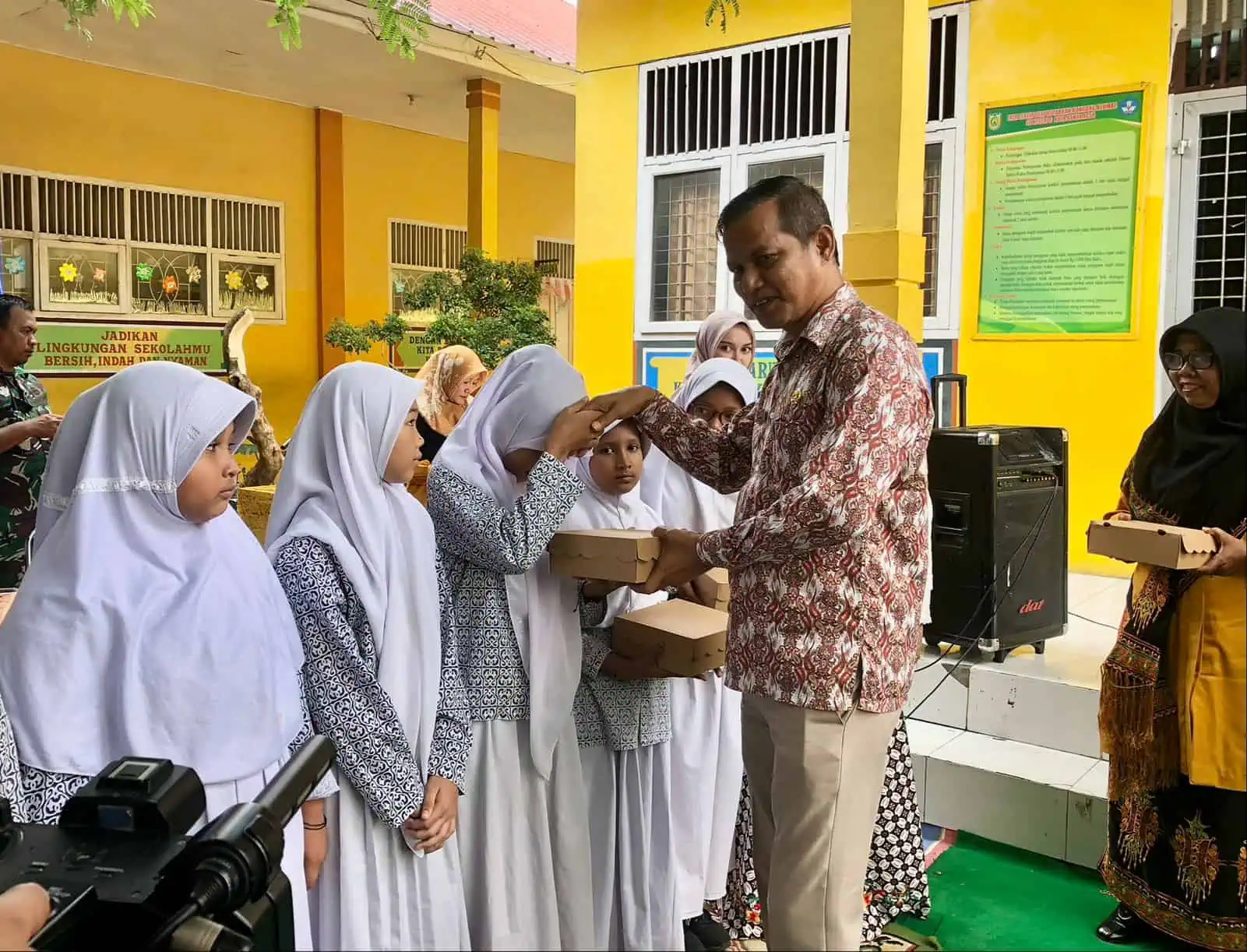 Kepala Dinas Pangan, Pertanian, Kelautan, dan Perikanan (DP2KP) Banda Aceh, Muhammad Nurdin membagikan paket makan bergizi gratis berbasis ikan kepada siswa/siswi SD