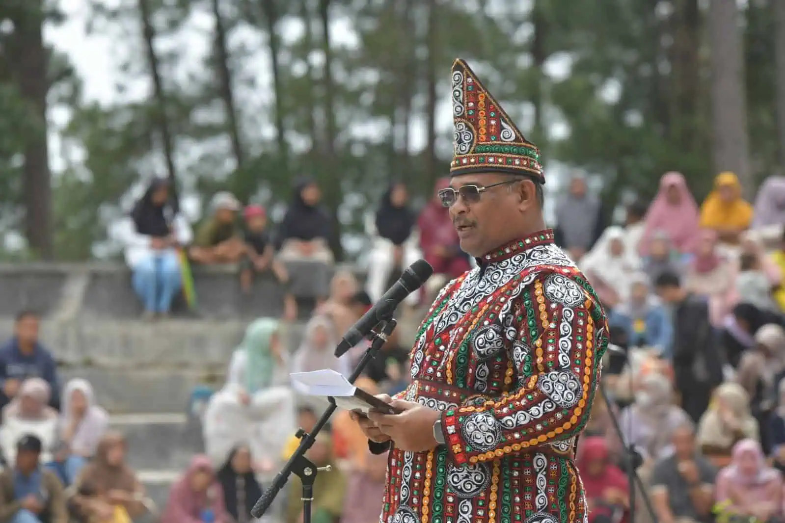 Pj. Gubernur Aceh, Dr. Syafrizal, ZA. M. Si Menyampaikan Sambutan Pada Festival Desember Kopi Gayo Tahun 2024 di Bener Meriah, Sabtu, 30/11/2024.