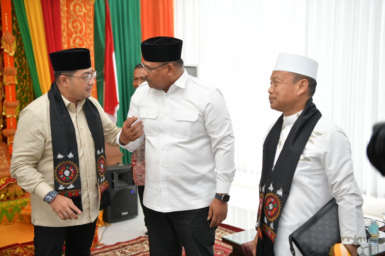 Penjabat Gubernur Aceh, Dr. H. Safrizal ZA, M.Si, bersama Pimpinan Forkopimda Aceh lainnya, menjemput kedatangan Menteri Ekonomi Kreatif, Teuku Rifki Harsya, dan Ustadz Das'ad Latif, di Bandara Sultan Iskandar Muda Aceh Besar, Jumat 15/11/2024