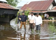 Tindak Lanjuti Laporan Warga, Ketua DPRK Tinjau Perumahan Tegenang Banjir di Emperom