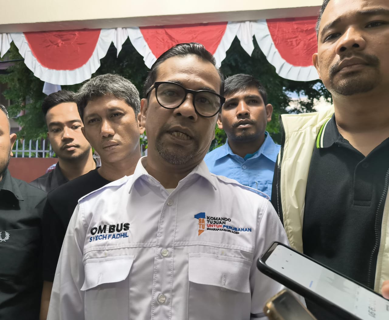 Juru Bicara pasangan calon gubernur dan wakil Gubernur Aceh nomor urut 1, Bustami Hamzah-Fadhil Rahmi, Hendra Budian. (Foto/waspadaaceh/Cut Nauval d).