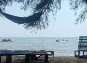 Nikmati Serunya Banana Boat dan Rekreasi Keluarga di Pantai Pelangi, Aceh Timur
