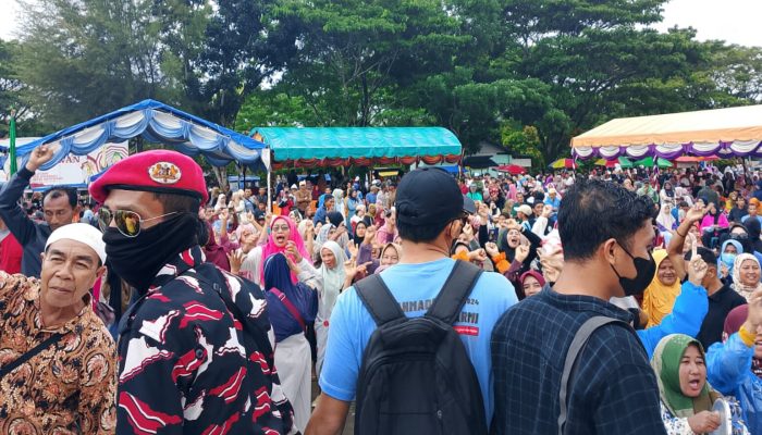 Kampanye Akbar AHI Membludak, Wahyu Nurdin: Hujan Menjadi Bukti Keteguhan Hati Masyarakat Untuk Memilih Paslon AHI