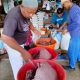 Seorang penjual terasi, Gade sibuk mengemas terasi di Pasar Tradisional Kota Langsa. Foto : Dok. Habanusatara.net