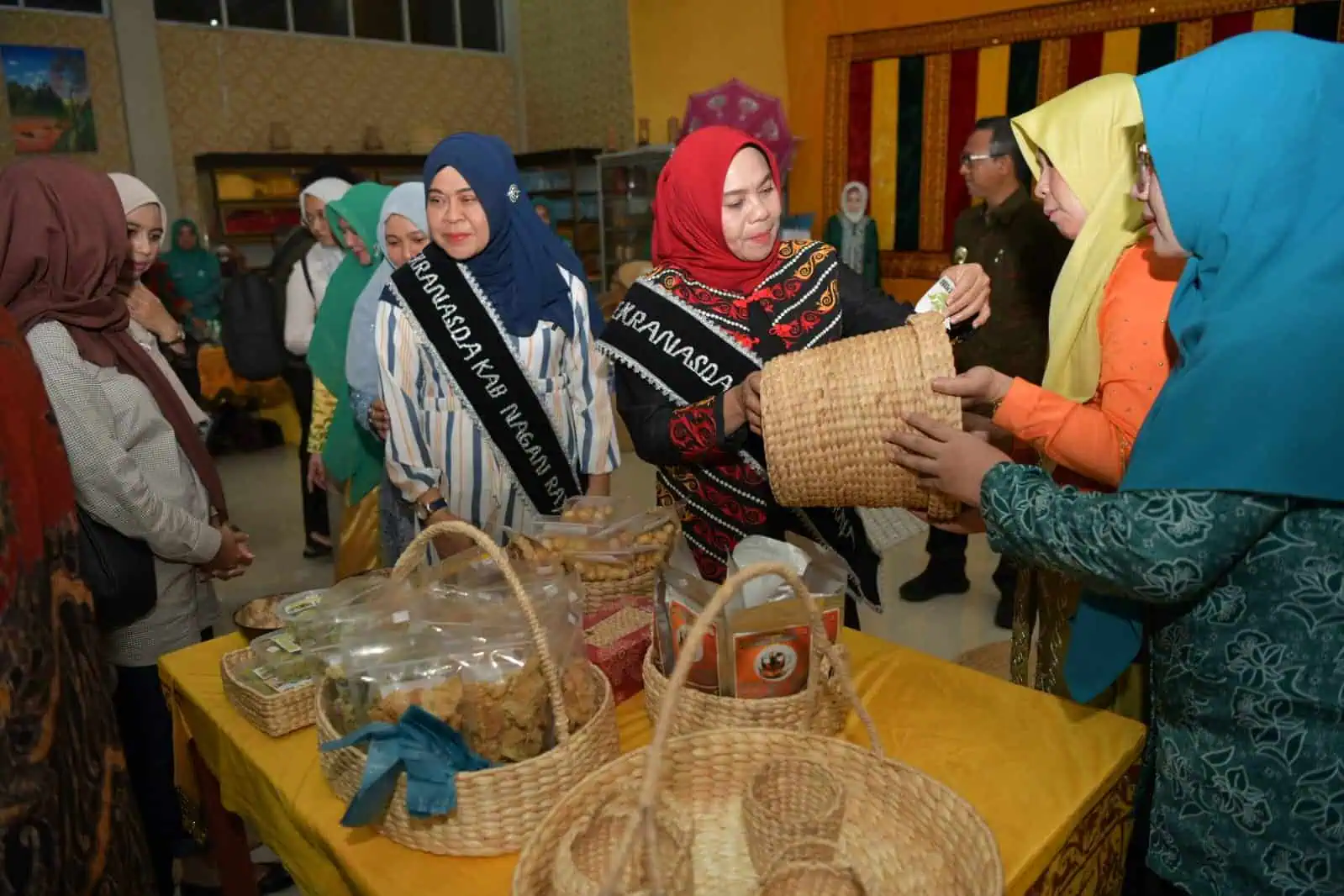 Pj. Ketua Dekranasda Aceh, Safriati didampingi Ketua DWP Aceh, Sukmawati Silaturahmi dan Jamuan Makan Malam bersama Forkopimda beserta Jajaran Penjabat Nagan Raya di Pendopo Bupati Nagan Raya, Minggu, 01/12/2024.