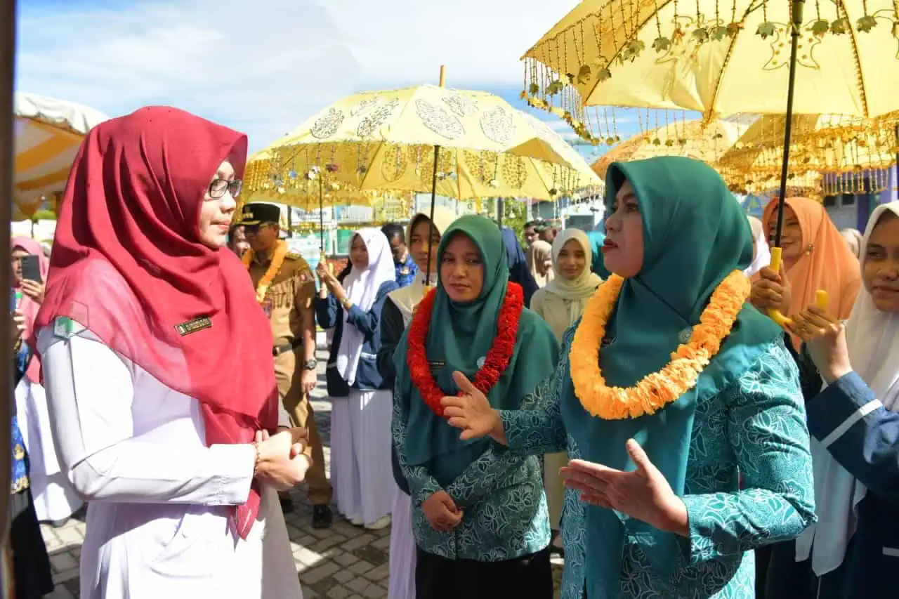 Pj. Ketua TP-PKK Aceh, Safriati didampingi Pj. Bupati Nagan Raya, Dr. Iskandar AP dan Ketua TP-PKK Nagan Raya, Ubiet Junita Sari dan Kepala Dinas Terkait berkunjung ke SMP N 1 Seunagan, Kabupaten Nagan Raya, Senin, 02/12/2024.