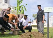 Pj Gubernur Aceh Dr. H. Safrizal ZA, M.Si bersama Plt Kajati Aceh Muhibuddin, Rektor USK Prof Marwan dan Rektor UIN Ar Raniry Prof Mujiburrahman, melakukan penanaman pohon jeumpa dan seulanga dalam program Tanam Hijaukan Nanggroe atau Tahiroe dalam rangk peringatan 20 Tahun Tsunami Aceh, di Halaman Masjid Raya Baiturrahman, Minggu, (22/12/2024).