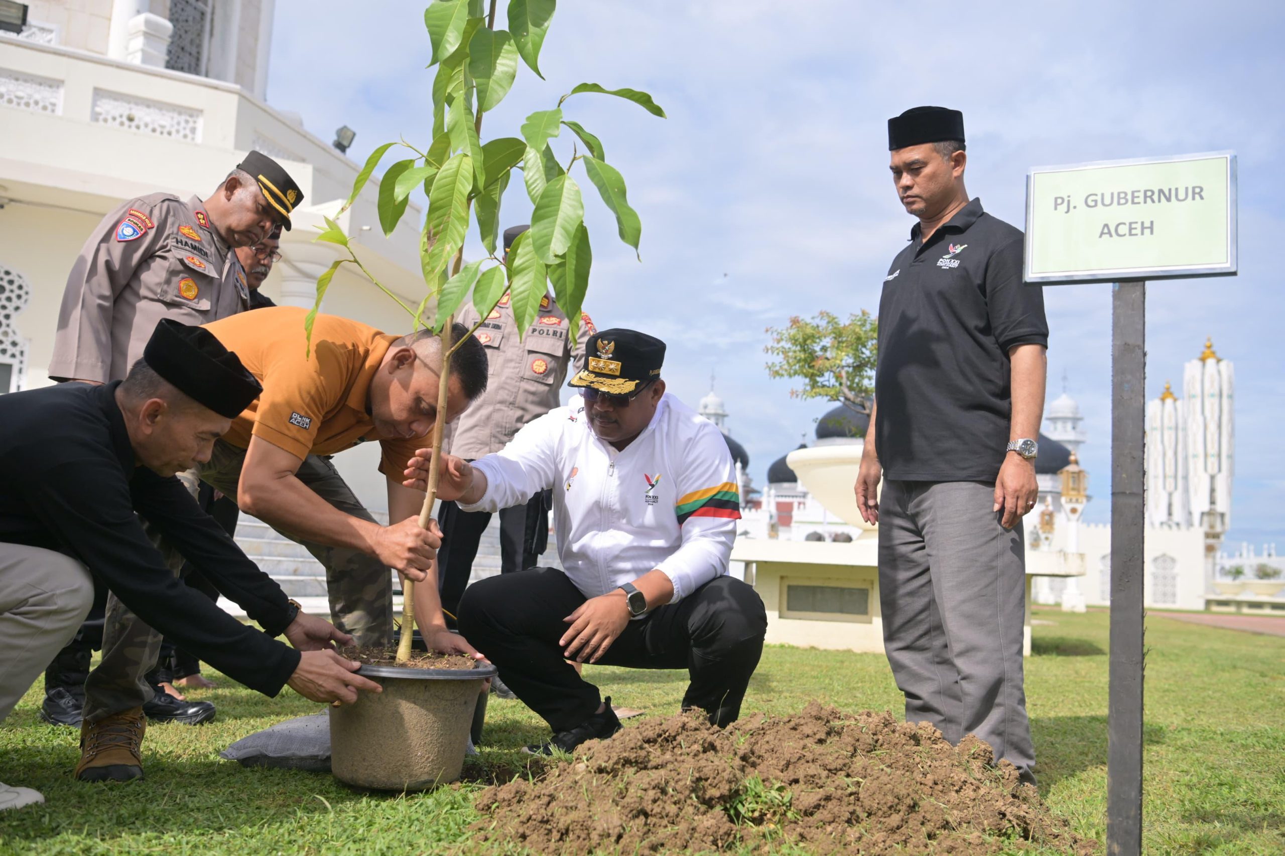 Pj Gubernur Aceh Dr. H. Safrizal ZA, M.Si bersama Plt Kajati Aceh Muhibuddin, Rektor USK Prof Marwan dan Rektor UIN Ar Raniry Prof Mujiburrahman, melakukan penanaman pohon jeumpa dan seulanga dalam program Tanam Hijaukan Nanggroe atau Tahiroe dalam rangk peringatan 20 Tahun Tsunami Aceh, di Halaman Masjid Raya Baiturrahman, Minggu, (22/12/2024).