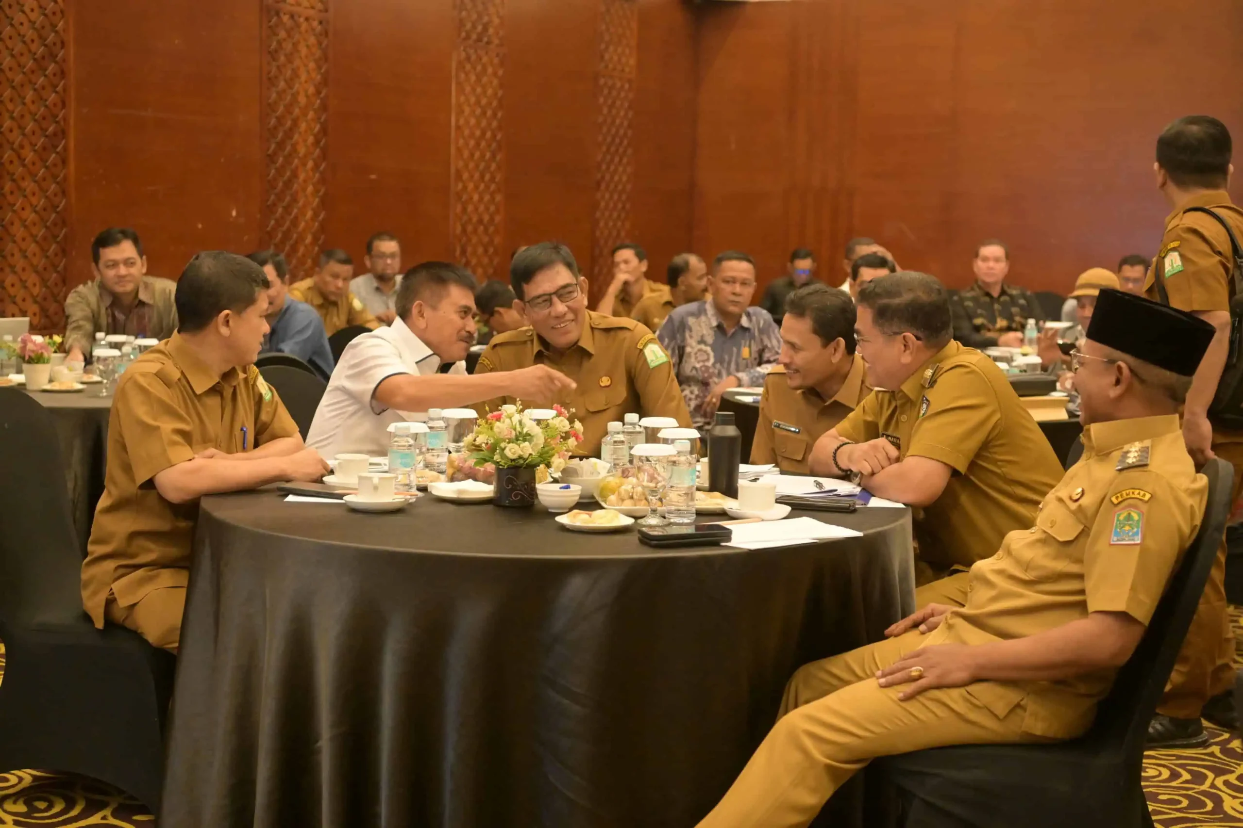 Pelaksana Tugas Sekda Aceh, Muhammad Diwarsyah, membuka Focus Group Discussion (FGD) bertema Hilirisasi Agro Industri untuk Memperkuat Ketahanan Pangan Menuju Aceh Emas 2045, di Hermes Palace Hotel, Senin 2/12/2024.