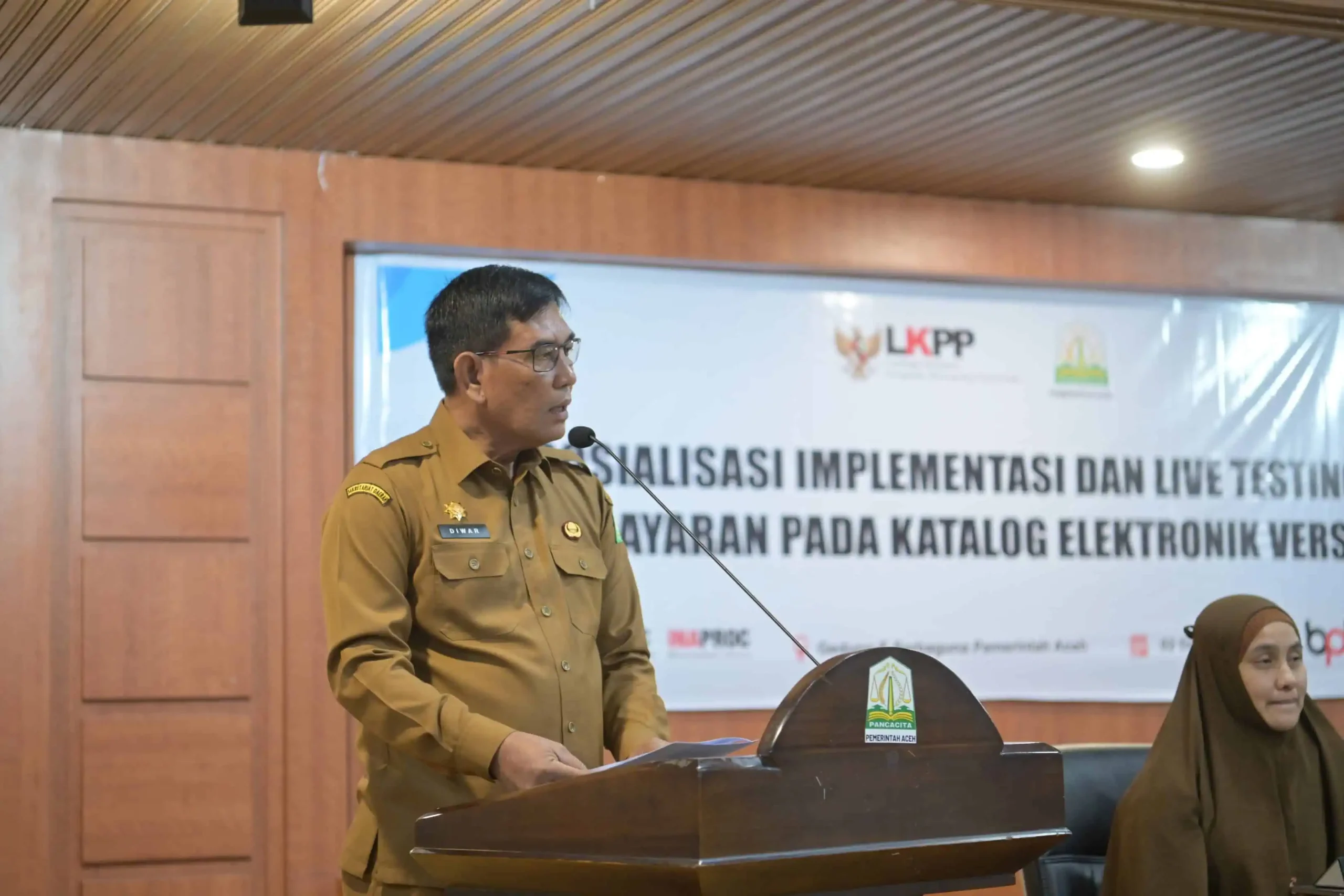 Pelaksana Tugas Sekretaris Daerah Aceh, Muhammad Diwarsyah, membuka acara Sosialisasi Implementasi dan Live Testing Pembayaran pada Katalog Elektronik Versi 6 di Gedung Serbaguna Setda Aceh, Senin (2/12/2024). Kegiatan ini menandai langkah strategis Pemerintah Aceh dalam transformasi digital pengadaan barang dan jasa melalui sistem yang lebih modern dan terintegrasi.