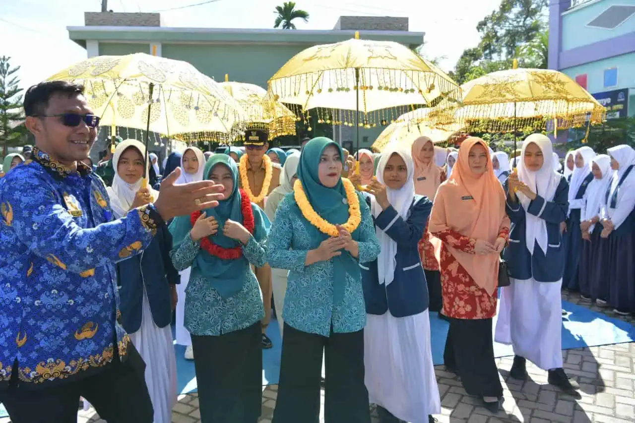 Pj. Ketua TP-PKK Aceh, Safriati didampingi Pj. Bupati Nagan Raya, Dr. Iskandar AP dan Ketua TP-PKK Nagan Raya, Ubiet Junita Sari dan Kepala Dinas Terkait berkunjung ke SMP N 1 Seunagan, Kabupaten Nagan Raya, Senin, 02/12/2024.