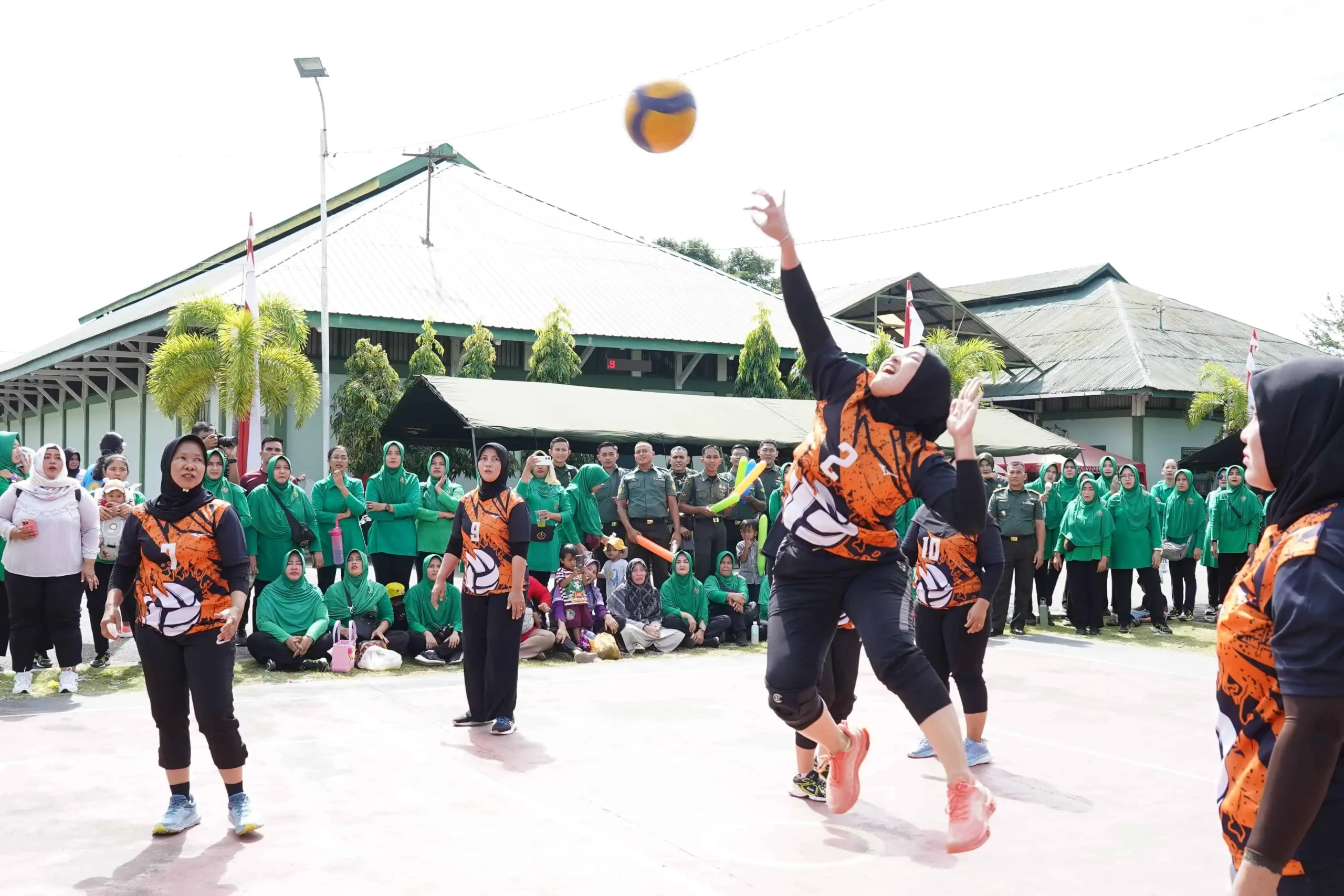 Ibu-ibu Persit KCK PD IM tanding Voli antar cabang