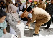 Pj Gubernur Safrizal Pasangkan Kaki Palsu untuk Penyandang Disabilitas