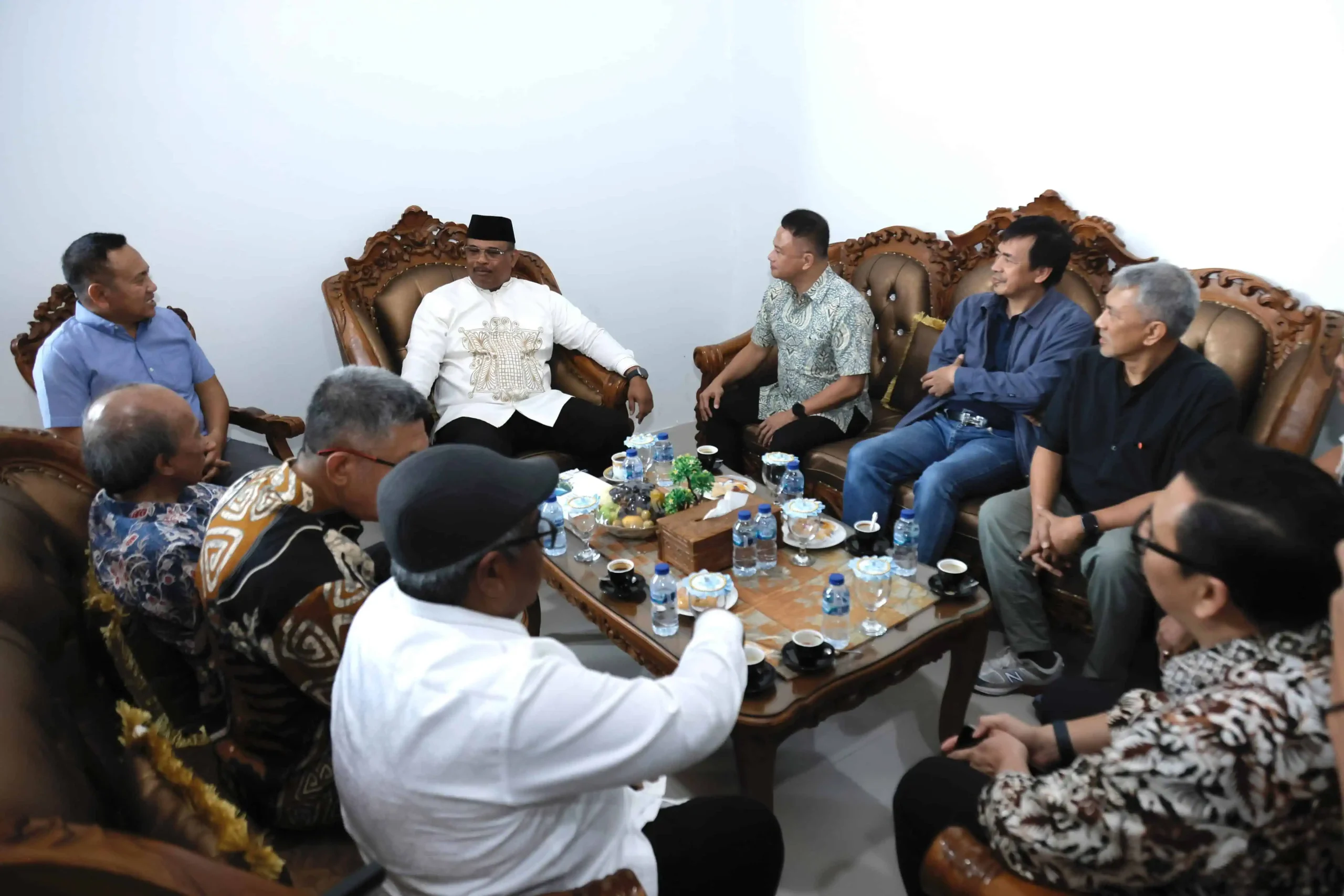 Penjabat Gubernur Aceh, Dr. H. Safrizal ZA., M.Si, menyambut kedatangan Rombongan Dewan Nasional Kawasan Ekonomi Khusus (KEK), didampingi Asisten II, Pi Wali Kota Lhokseumawe dan Pj Bupati Aceh Utara, di Bandara Malikussaleh Lhokseumawe, Jumat 10/01/2025