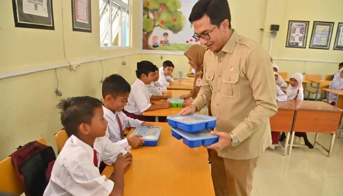 Pantau Program Makan Gratis, Ketua DPRK : Gizi Anak Terpenuhi, Ekonomi Lokal Tumbuh