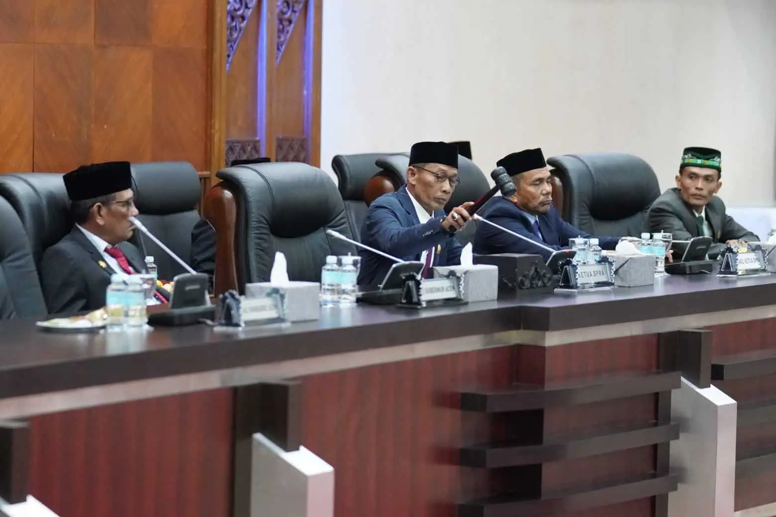 Ketua DPR Aceh, Zulfadhli, saat mengetuk palu pada paripurna penetapan BKD DPR Aceh, Senin 13 Januari 2025