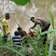 Warga menolong seorang IRT yang nekat lompat ke sungai Krueng Aceh