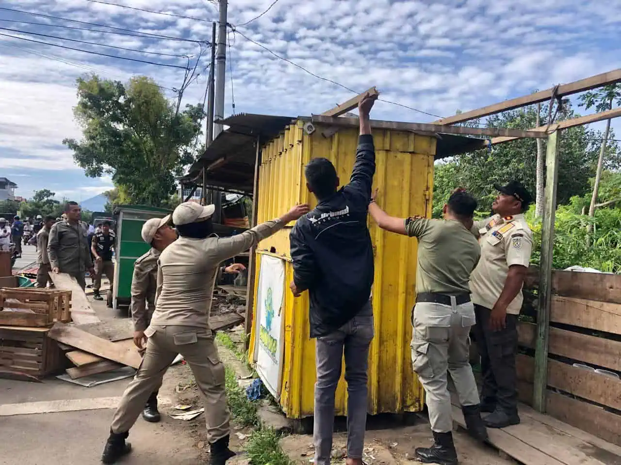Petugas Satpol PP saat membongkar kios pedagang kaki lima di Trotoar Lamdingin, Rabu 8 januari 2025 [Foto/Fira]